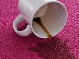 Come rimuovere le macchie di caffè da tappeti in lana, gommapiuma o moquette sintetica fai da te