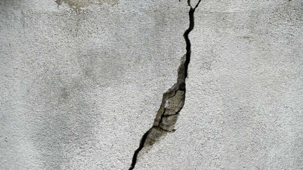 how to repair cracks in walls